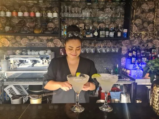 Il nostro staff al bancone bar mentre prepara i cocktail