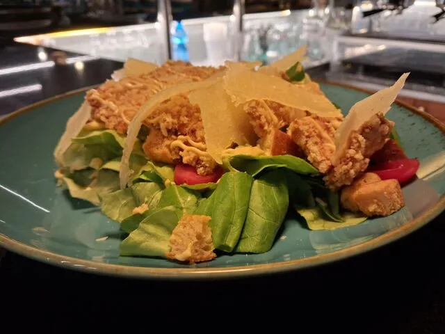 Insalata Caesar con pollo croccante