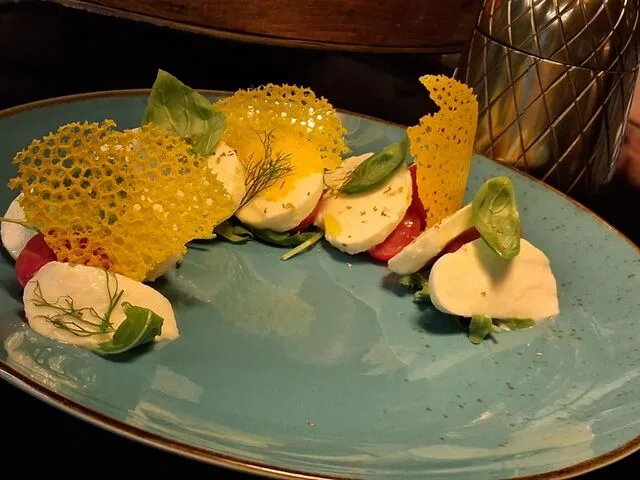 Caprese di bufala con pomodorini