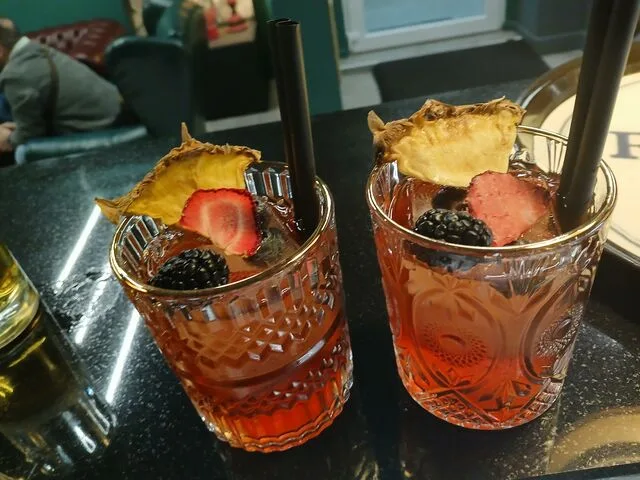 Cocktail serviti al tavolo del Tira Tardi Ristopub