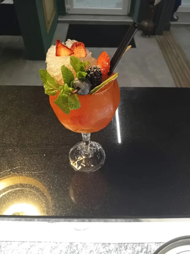 Cocktail con ghiaccio tritato e frutta fresca