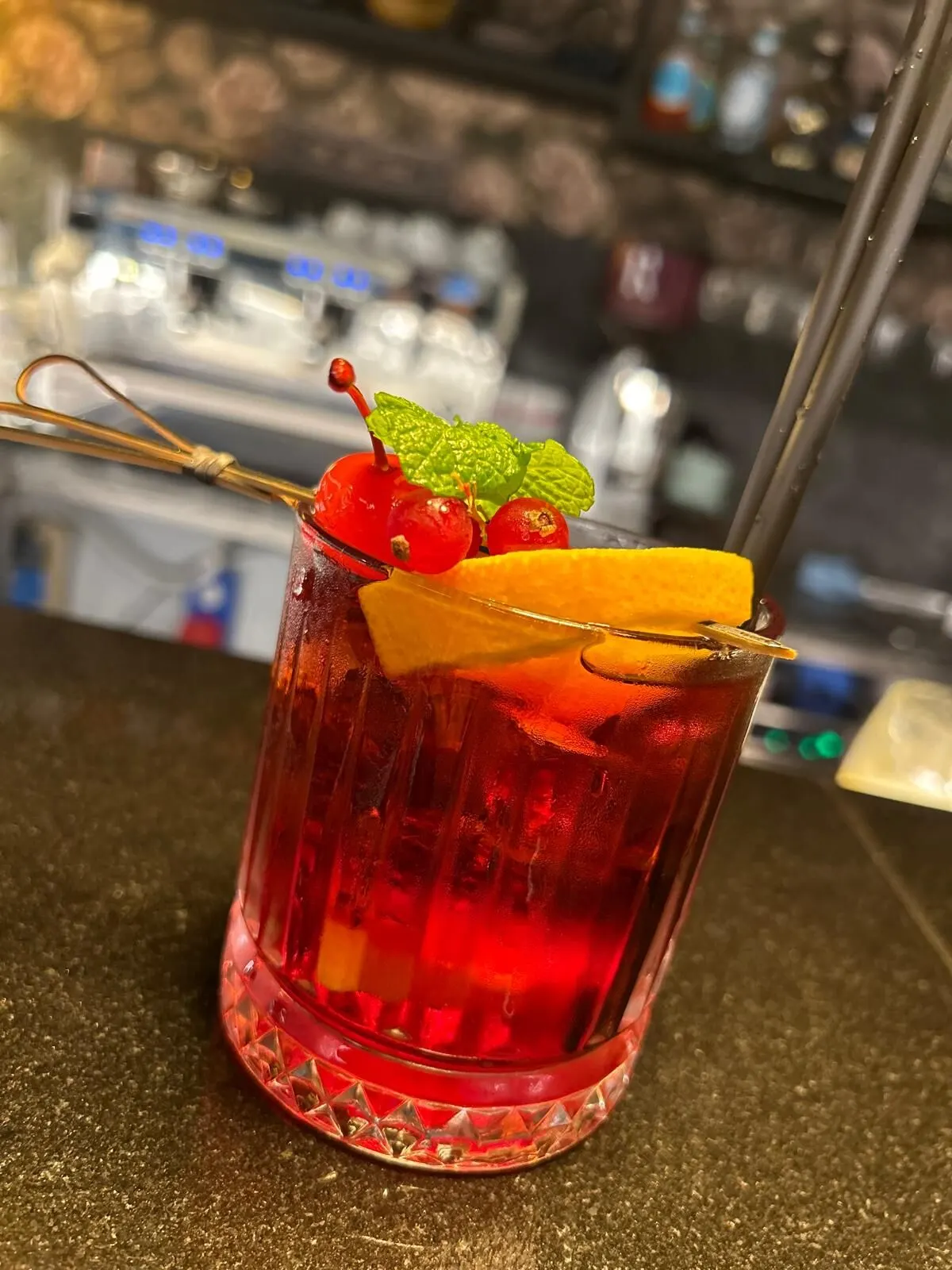 Cocktail artigianale al bancone del Tira Tardi
