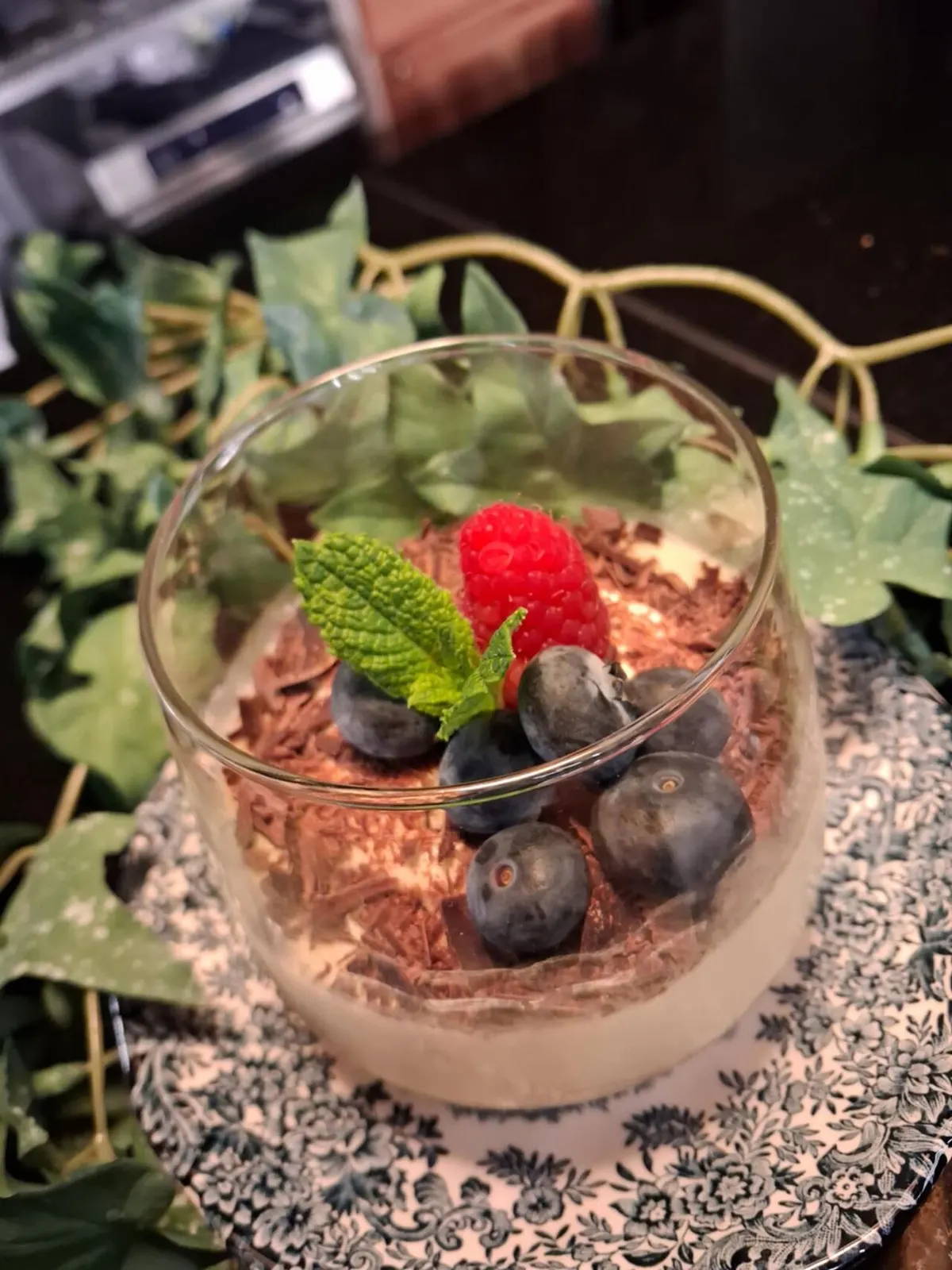 Dessert al cucchiaio con frutti di bosco